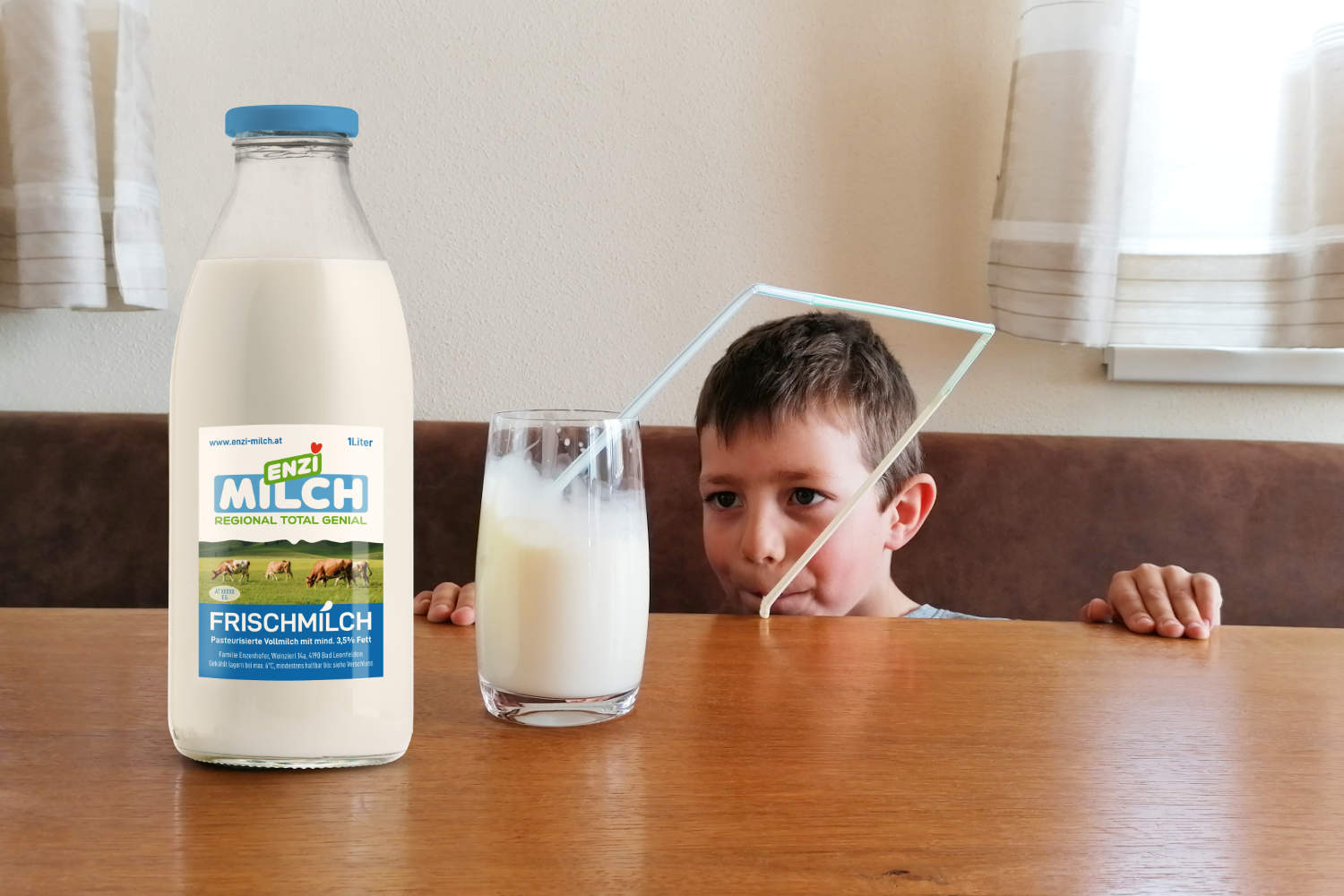 Kind trinkt Enzi Milch